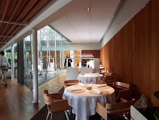 mesas en el comedor con